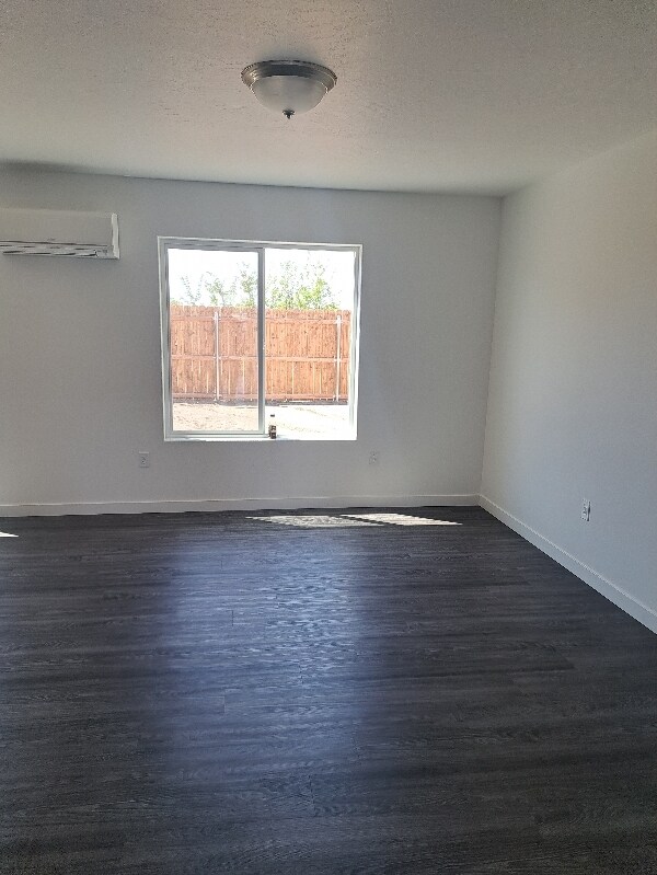 Building Photo - 1023 NE Emerald Dr