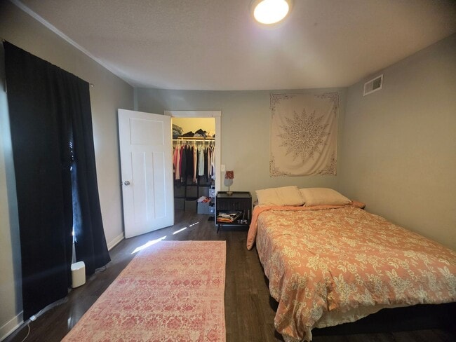 Building Photo - 626 NE Taylor St