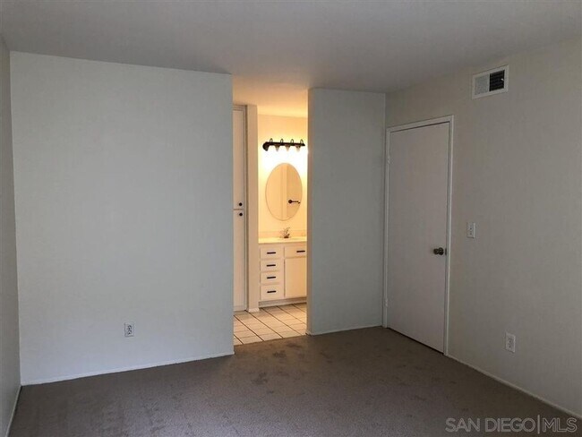 Building Photo - 2 Bed, 1 Bath Upstairs Condo with Private ...