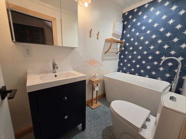 Building Photo - AVAILABLE JANUARY 2027 - BEAUTIFUL AND UNIQUE 4 BR HOME ACROSS CAMPUS