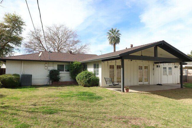 Building Photo - Beautifully Renovated 3 Bed 2 Bath on 17th Av South of Northern