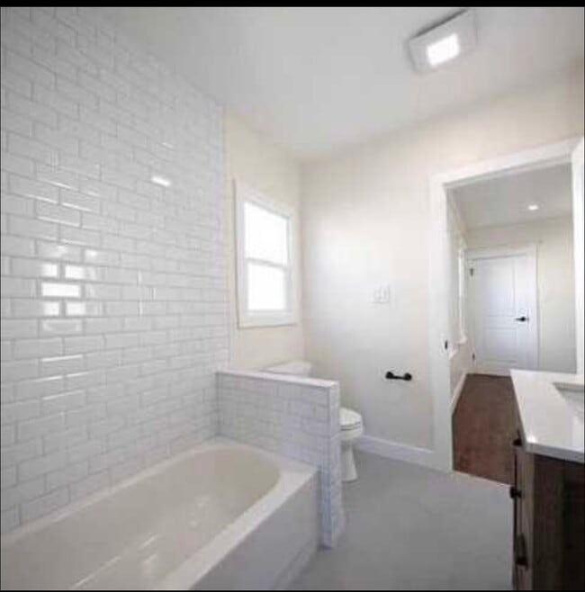 Building Photo - 4279 Walton Ave