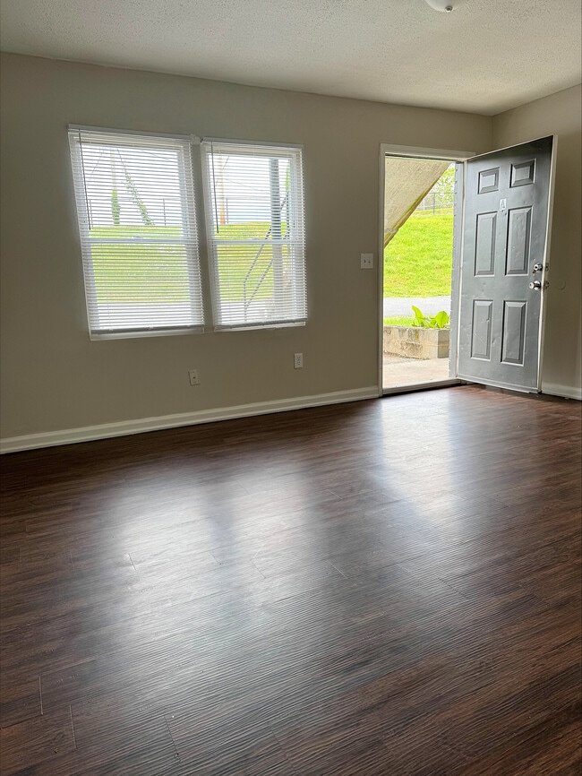 Building Photo - Hampton Avenue Apartments