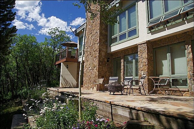 Building Photo - 2420 Ski Trail Ln