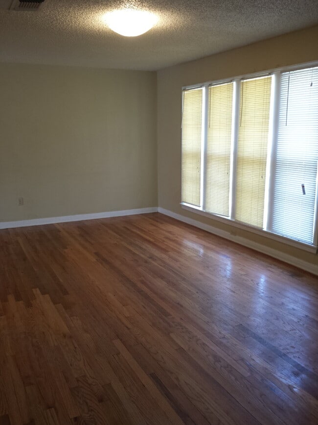 Building Photo - Close to Tech and Downtown