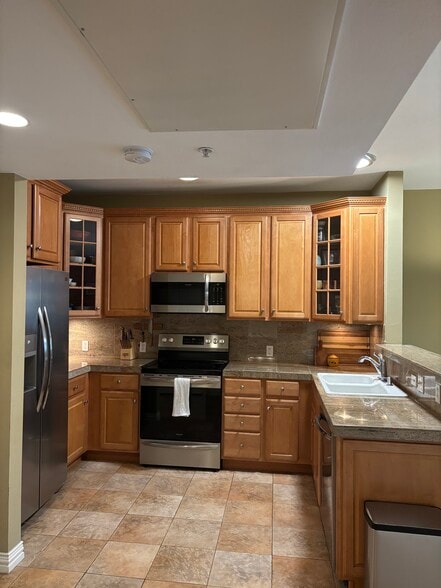 Spacious kitchen - 2700 E Cherry Creek South Dr