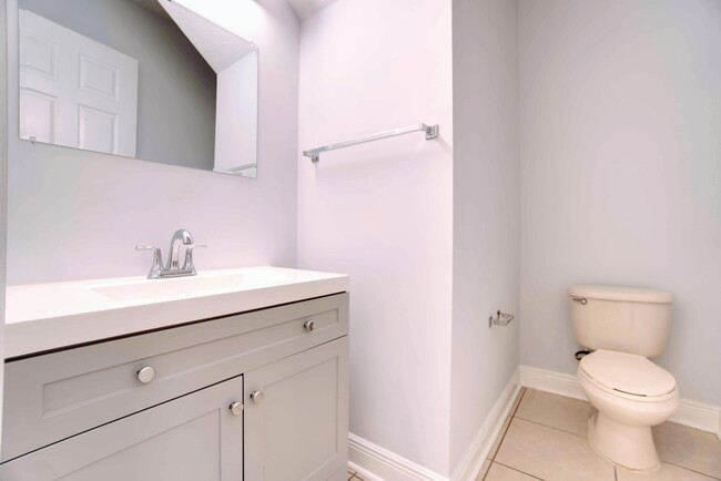 Building Photo - 6890 Julia Gardens Dr