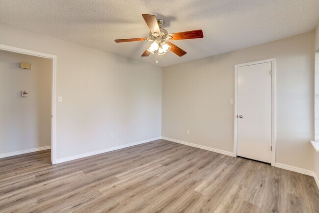 Building Photo - Newly renovated 3 bed / 2 Bath in Tulsa! Available Mid June!