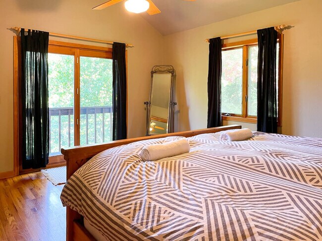 Building Photo - 525 Townsand Hollow Rd