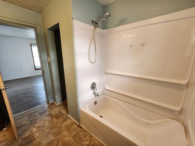 Building Photo - 403 9th Ave SW