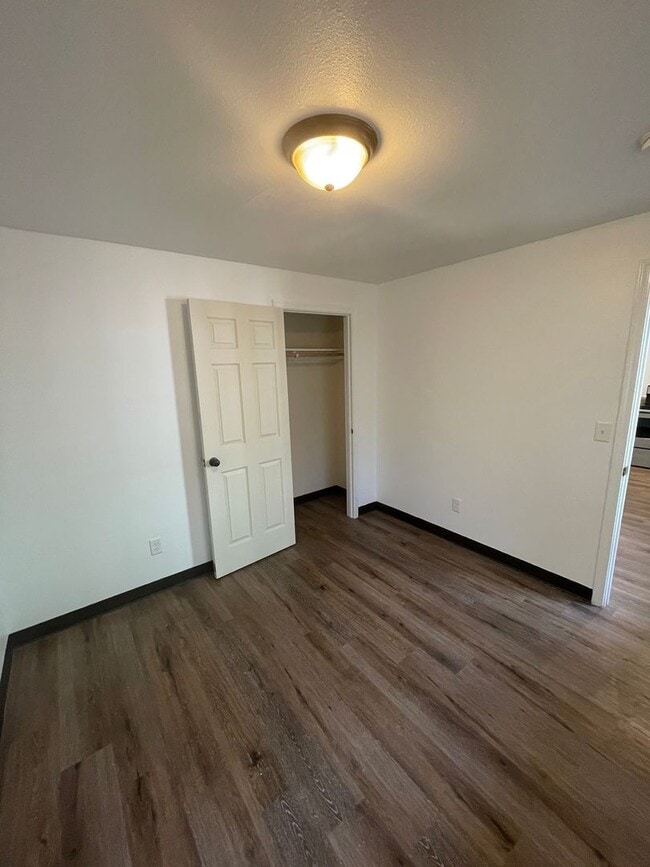 Building Photo - 595
