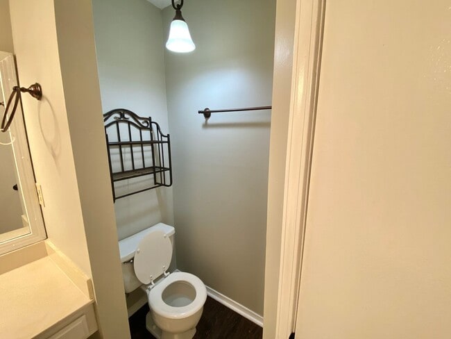 Building Photo - Spacious Jenks 4-Bedroom with NO Carpets &...