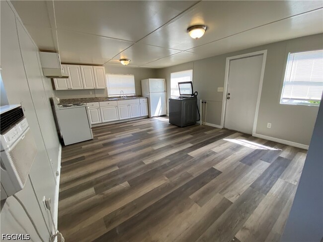 Building Photo - 2045 Bahia Ln