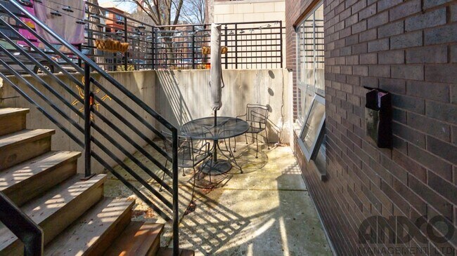 Building Photo - 2543 N Southport Ave