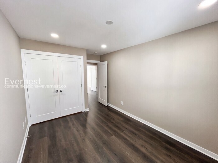 Building Photo - 305 Jeffries Wy