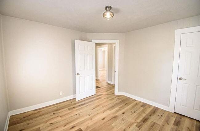 Building Photo - 2 bed 1 bath MOVE-IN READY & SO CUTE