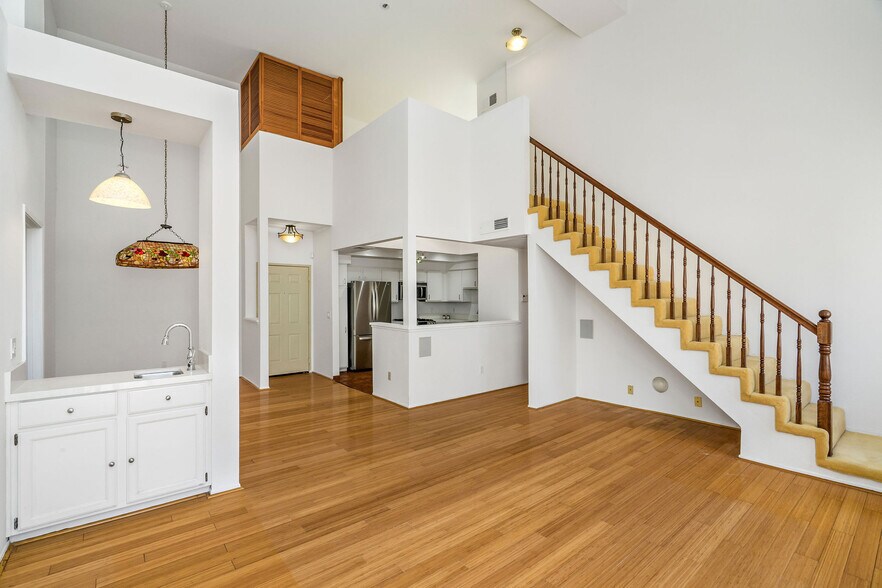 Primary Photo - 5420 Sylmar Ave