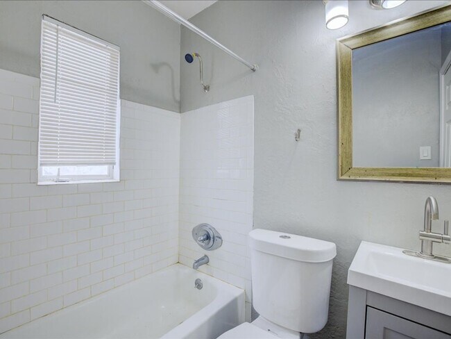 Building Photo - Cozy & Modern 2-Bedroom Home