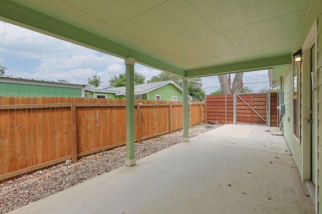 Building Photo - Charming 3/2 Minutes from Downtown NBTX