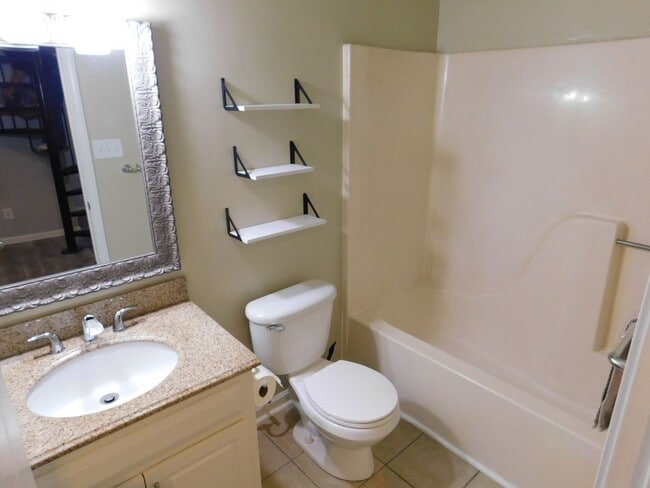 Building Photo - REMODLED