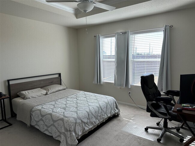 Building Photo - 333 Grenada Lk Dr