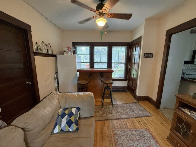 Building Photo - 1325 St James Ct
