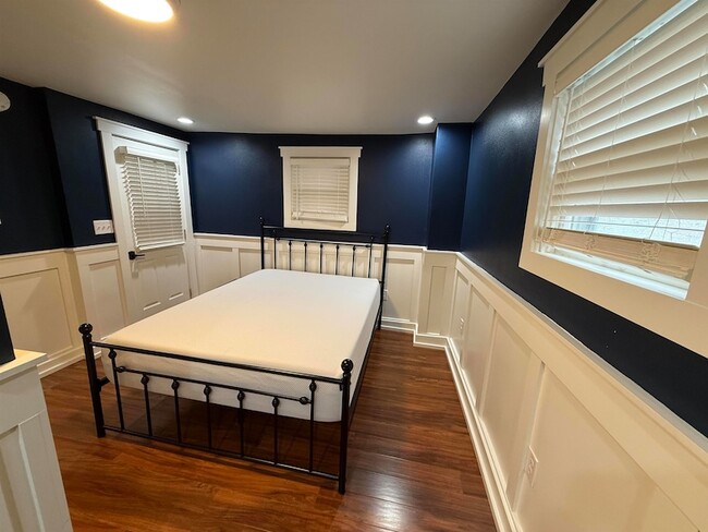 Building Photo - 328 Franklin St