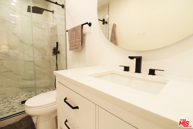 Building Photo - 9042 Phyllis Ave