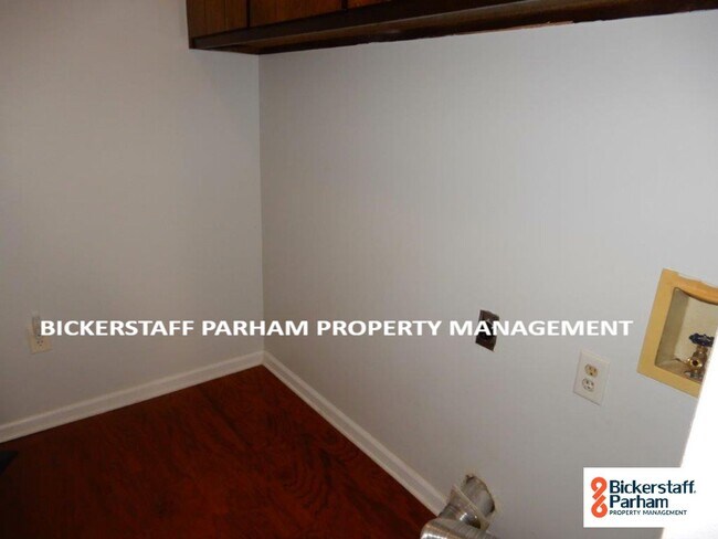 Building Photo - 4 Bedroom 2 Bath Located Off Of Double Chu...