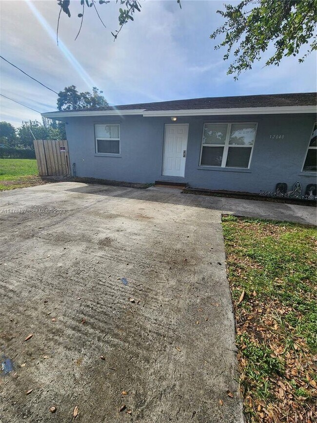 Building Photo - Goulds Duplex