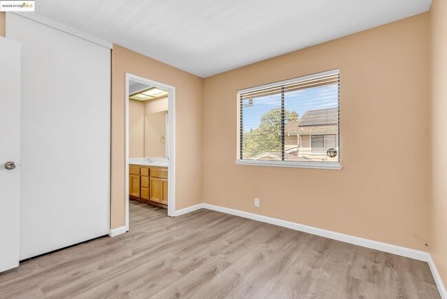 Building Photo - 4820 Ridgeview Dr
