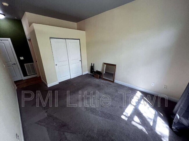 Building Photo - 5677 S Park Pl