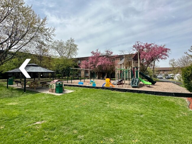 Building Photo - 850 E Old Willow Rd