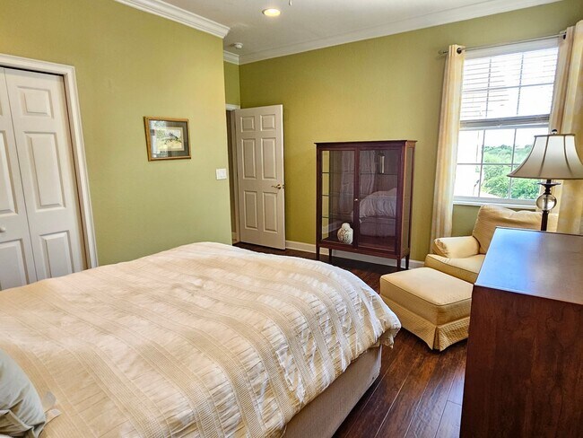 Building Photo - Annual Furnished or Unfurnished 3 Bedroom 2 Bathroom Second Floor Condo in Venetian Golf & River ...