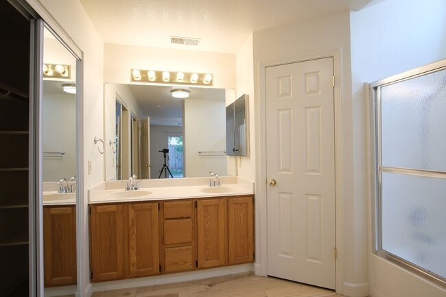 Building Photo - 3 Bedroom 3 bath home in Modesto