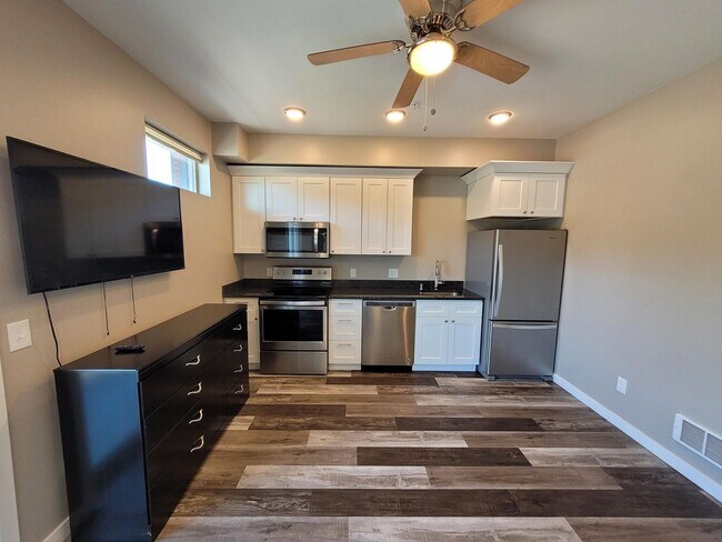 Building Photo - Charming Studio for Rent: Enjoy the Added ...
