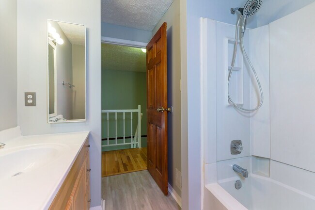 Building Photo - Bright and Spacious Townhome Living Near Reston