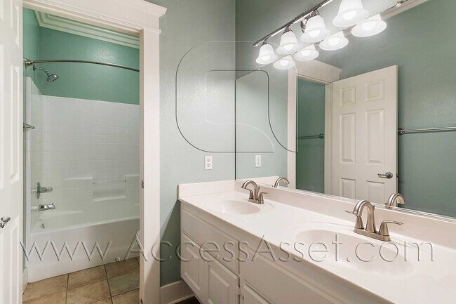 Building Photo - Elegant 4 Bed/2 Bath Home In Desirable North Shore Community!