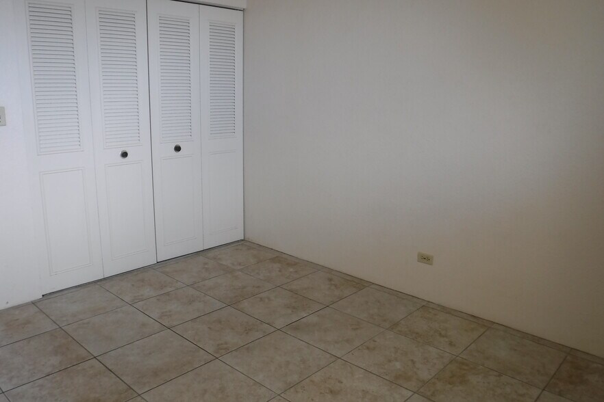 Building Photo - 2211 Ala Wai Blvd