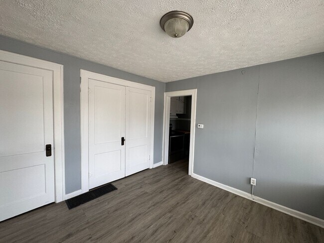 Building Photo - 2025-2027 Southeastern Ave