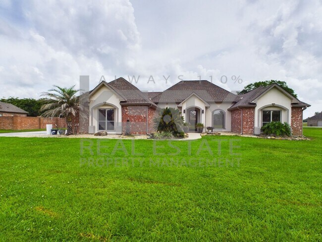 Primary Photo - Three Bedroom Home in Sunset!