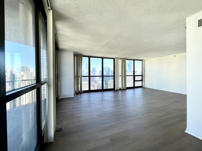 Building Photo - 10 E Ontario St