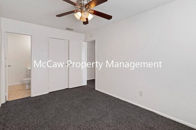 Building Photo - 2600 Bluebird Ln