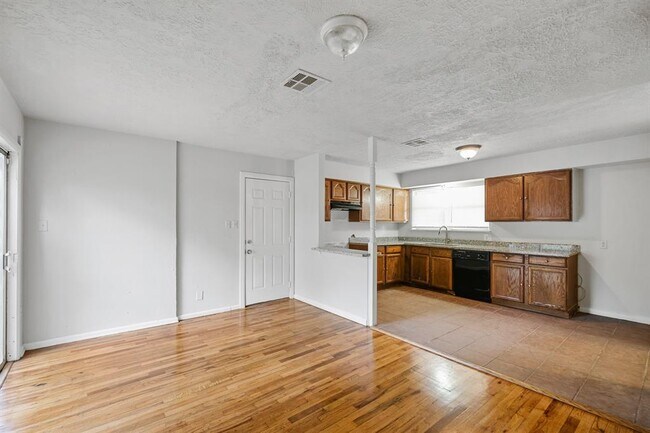 Building Photo - 4710 Meadow Park Dr