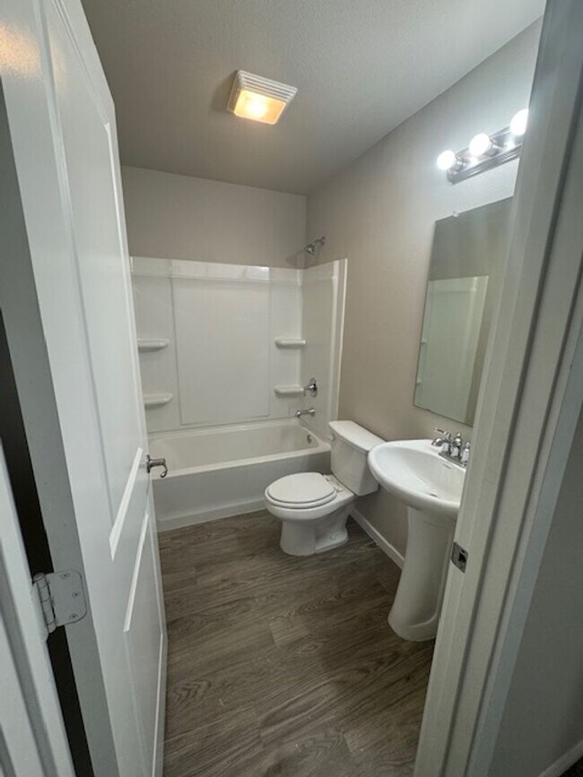 Building Photo - Townhome in Upland Heights!
