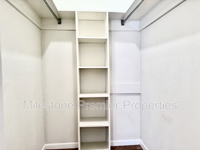 Building Photo - 2110 Oak Creek Cir