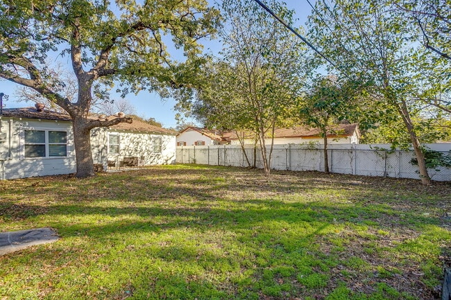 Building Photo - Fully furnished and updated 3 bedroom 2 bath in the heart of River Oaks. Available immediately an...