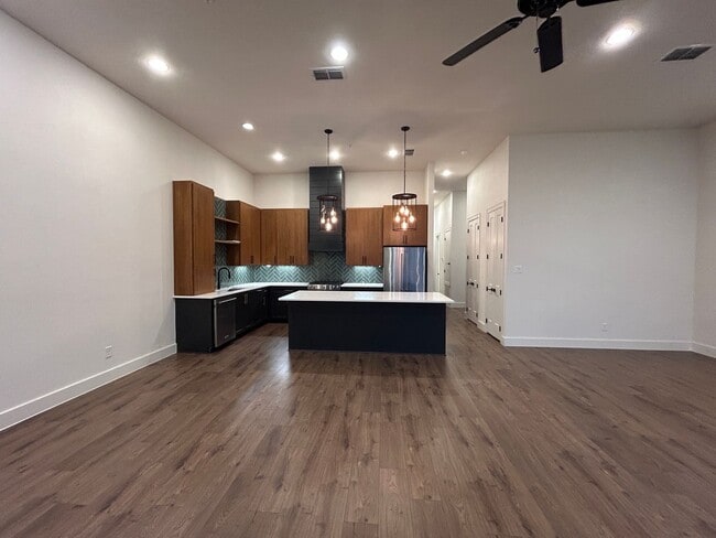 Building Photo - Town Creek CONDO! Large Balcony / Fridge, Washer, Dryer Included / Garage / NBISD