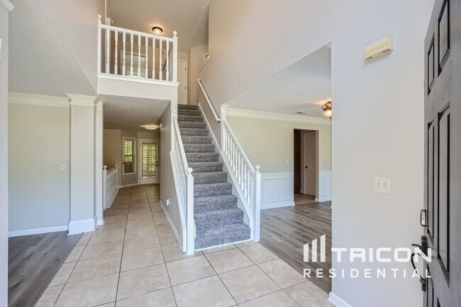 Building Photo - 713 Forestglen Dr