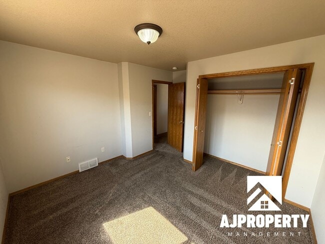 Building Photo - 409 Cottonwood Dr
